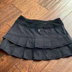 BLACK LULUEMON - IVIVVA KIDS SKORT! SIZE 10!